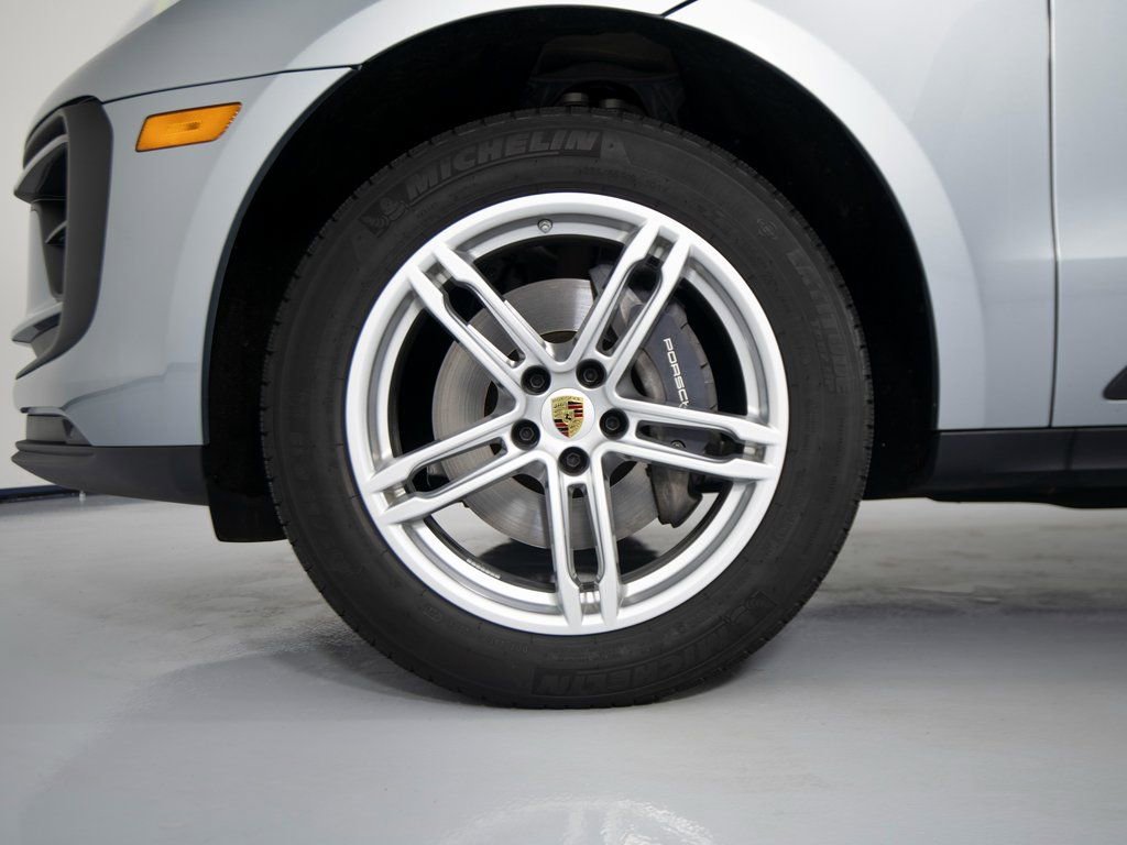 Certified 2025 Porsche Macan AWD/4WD image 15