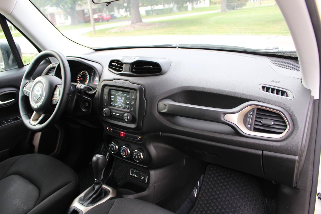 Used 2016 Jeep Renegade Latitude w/ Cold Weather Group FWD image 38
