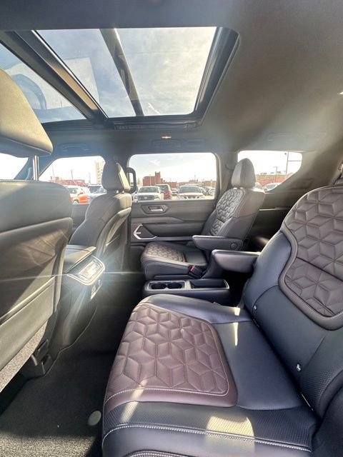 Certified 2025 Nissan Armada Platinum image 31