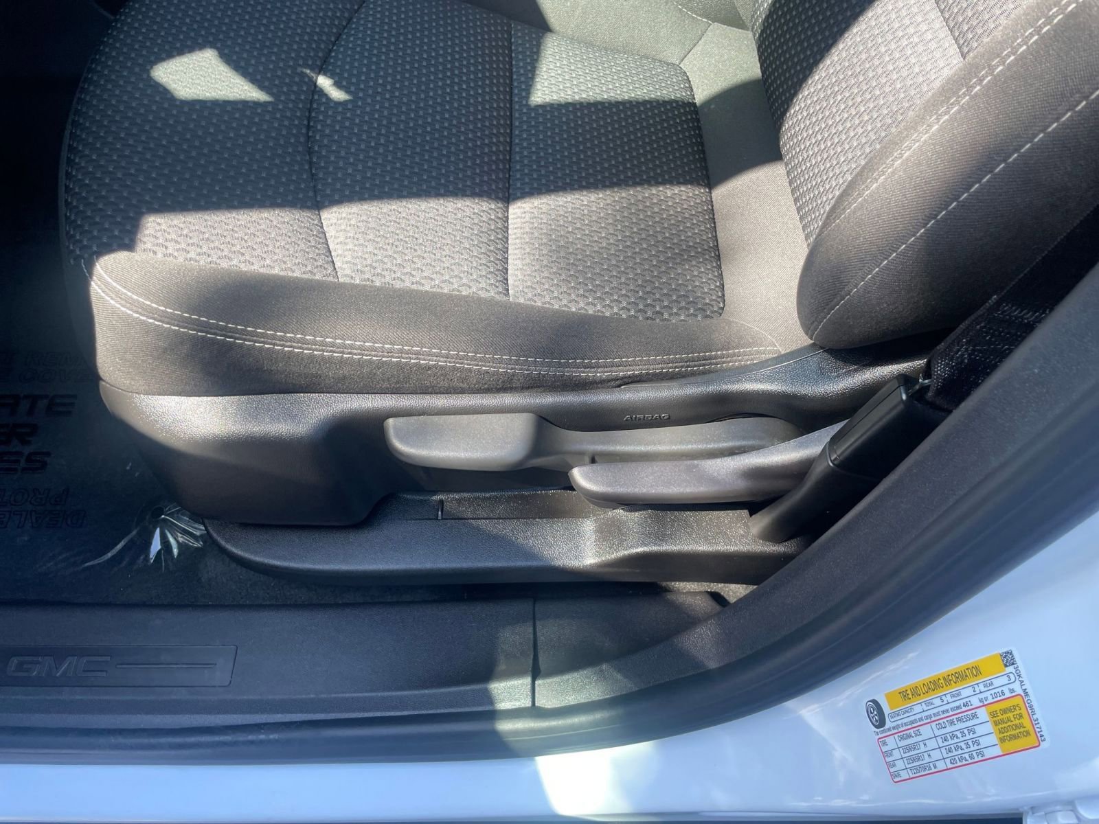 Used 2024 GMC Terrain SLE image 23