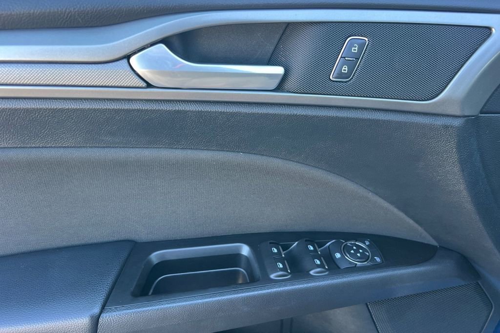 Used 2017 Ford Fusion SE w/ Fusion SE Technology Package image 13