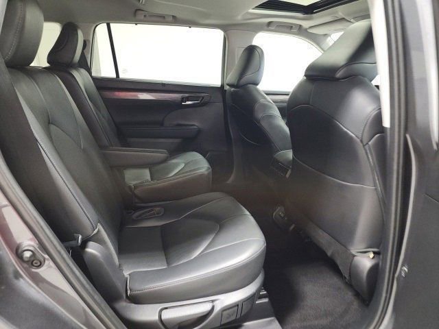 Used 2023 Toyota Highlander Limited image 14