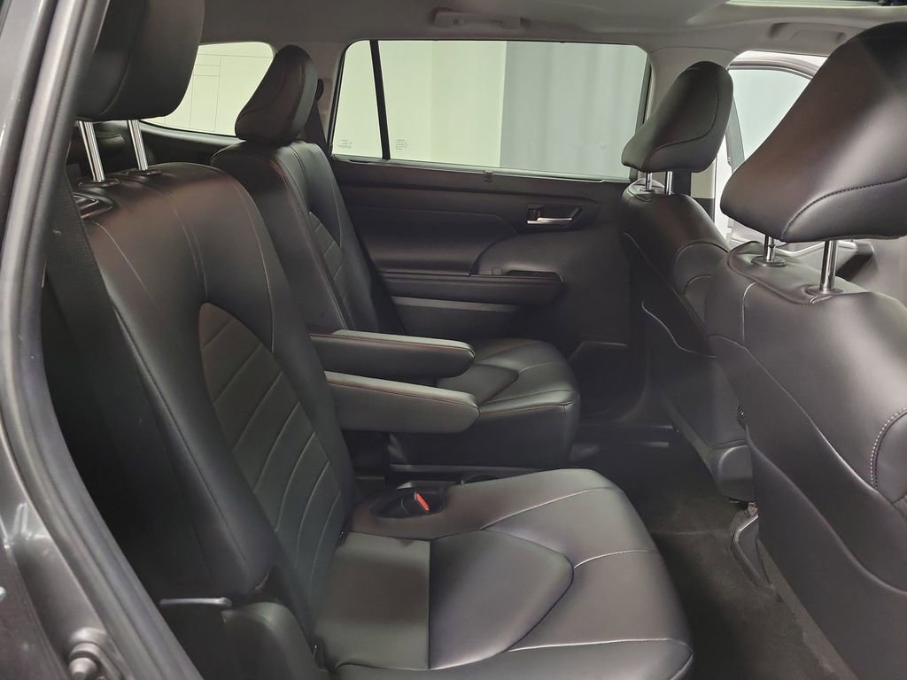 Used 2024 Toyota Highlander XLE image 23