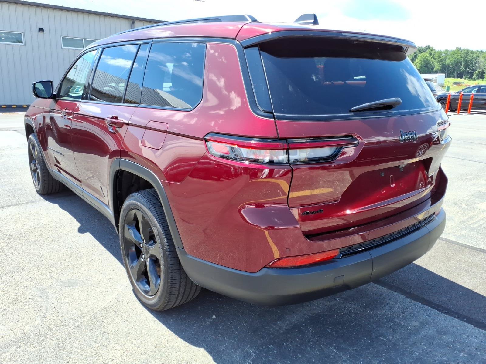 Used 2024 Jeep Grand Cherokee L Laredo AWD/4WD image 7