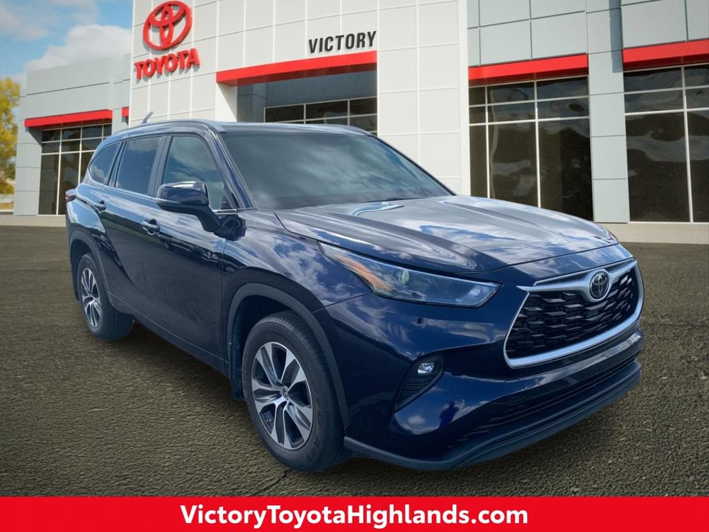 Used 2024 Toyota Highlander XLE AWD/4WD image 1