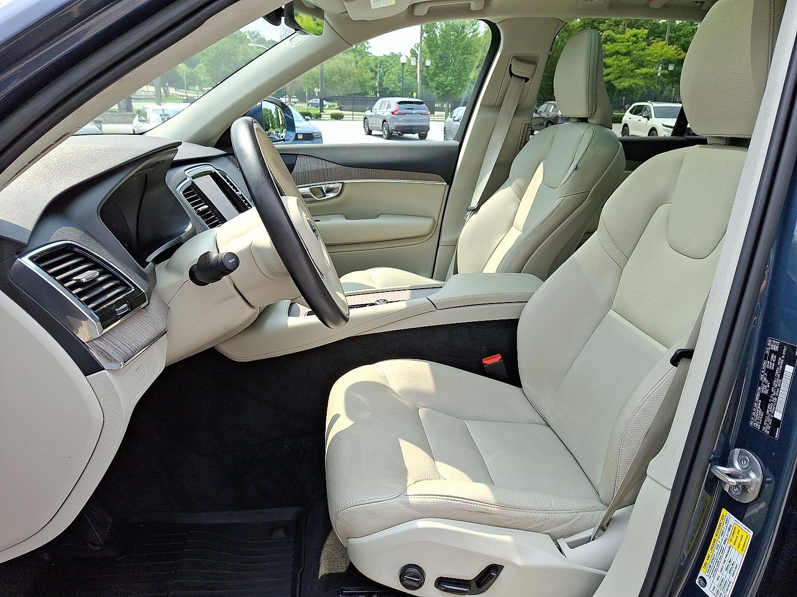 Used 2023 Volvo XC90 B6 Plus w/ Protection Package AWD/4WD image 13