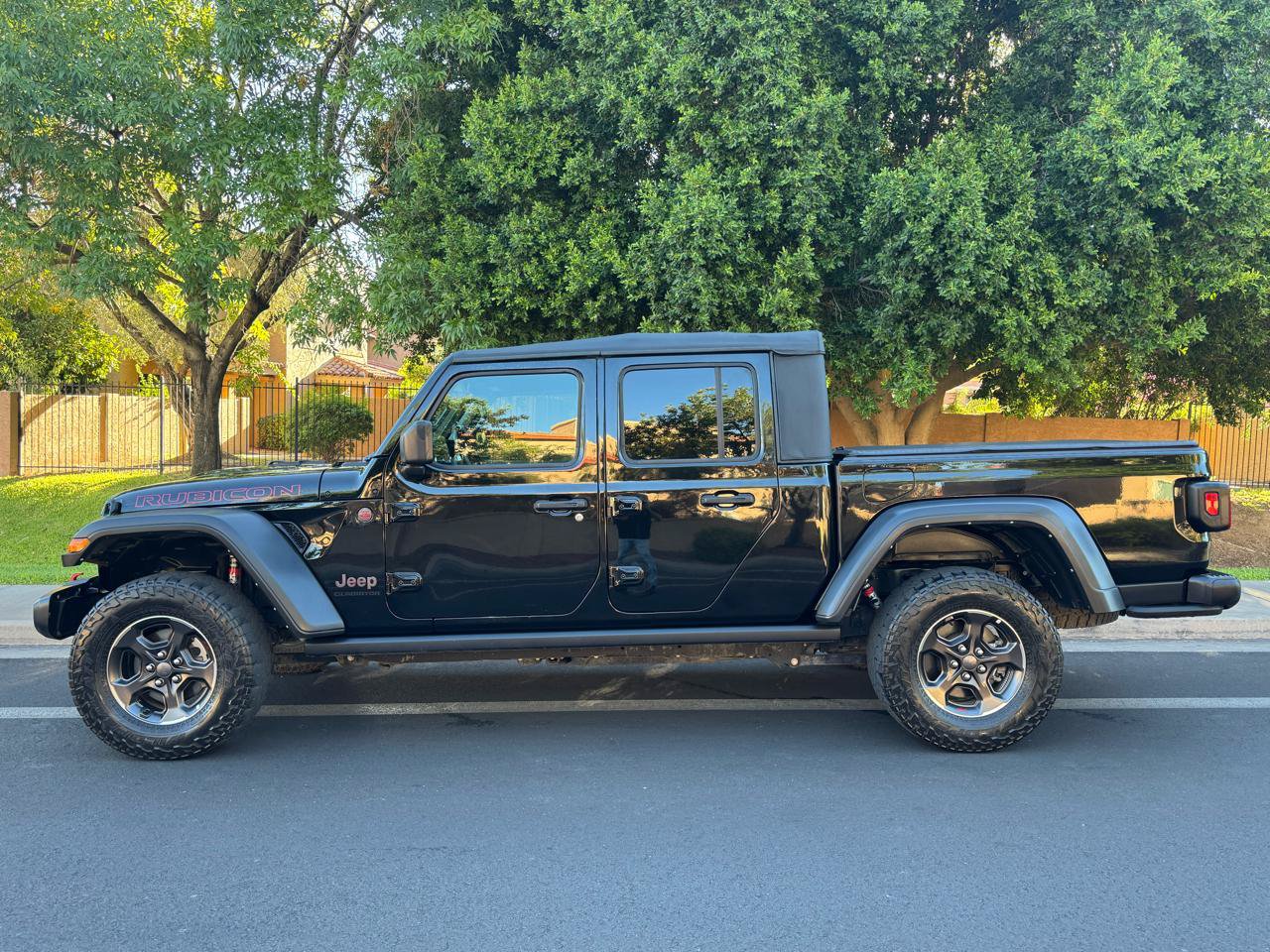 Used 2022 Jeep Gladiator Rubicon AWD/4WD image 2