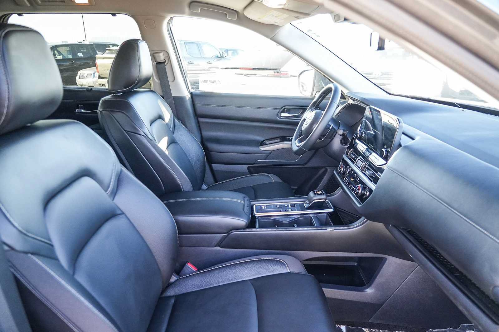 Used 2025 Nissan Pathfinder SL w/ Black Appearance Package FWD image 16