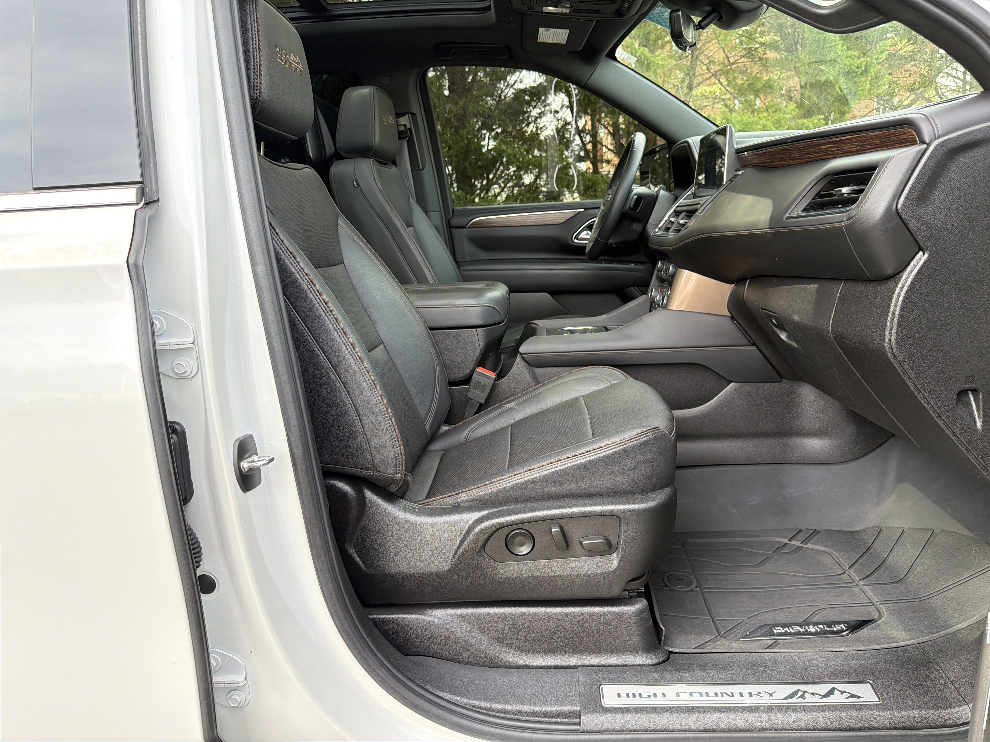 Used 2023 Chevrolet Tahoe High Country w/ Advanced Technology Package AWD/4WD image 35