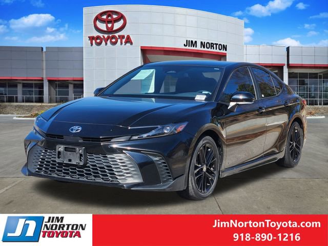 Used 2025 Toyota Camry SE image 3