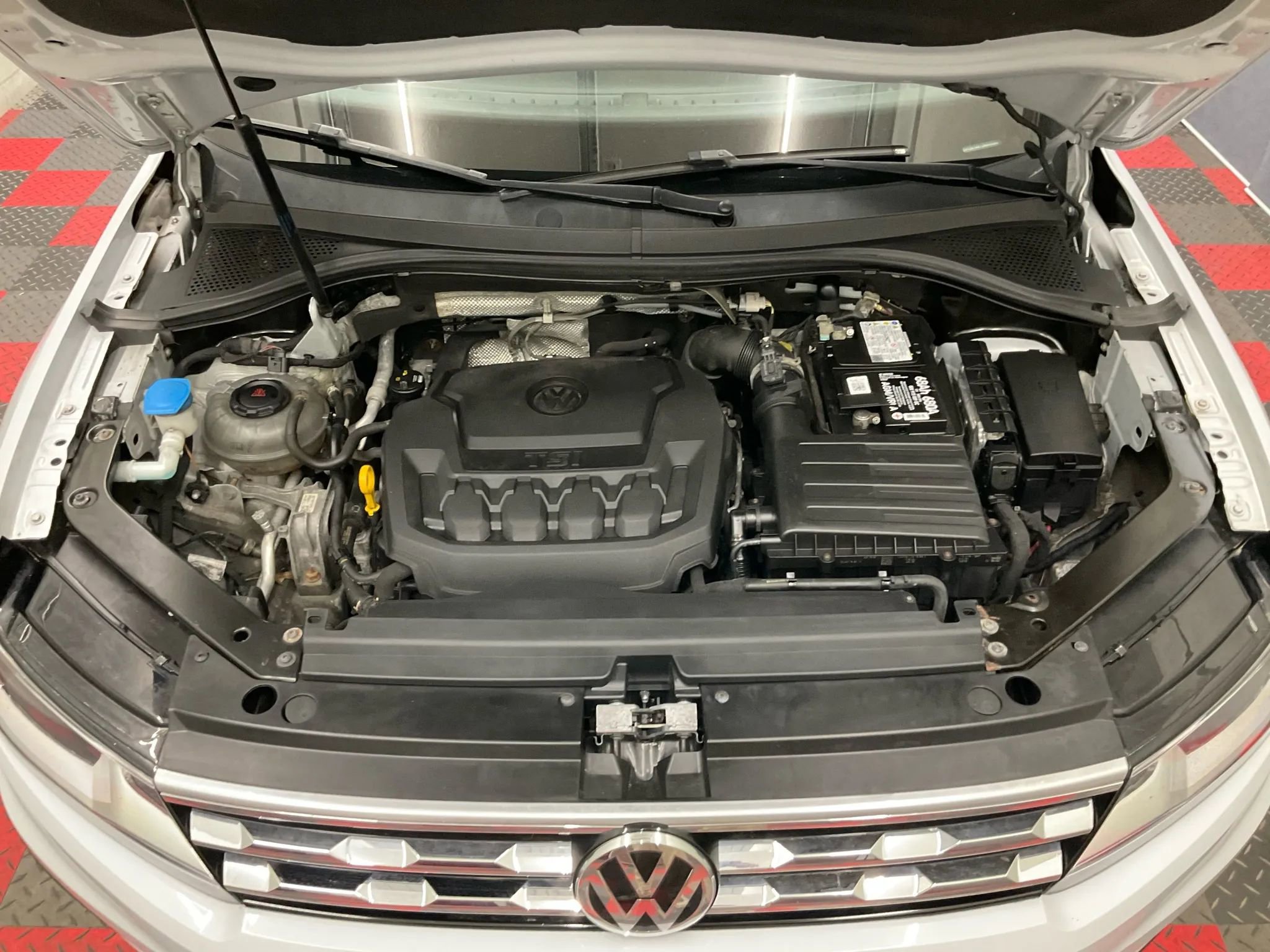 Used 2018 Volkswagen Tiguan SE w/ Panoramic Sunroof Package image 9