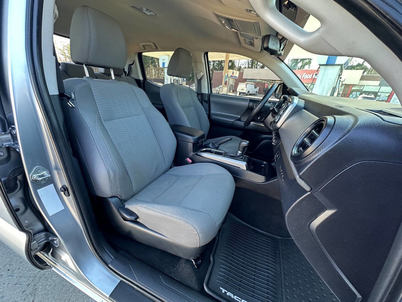 Used 2016 Toyota Tacoma SR5 w/ SR5 Appearance Package (SN) AWD/4WD image 9