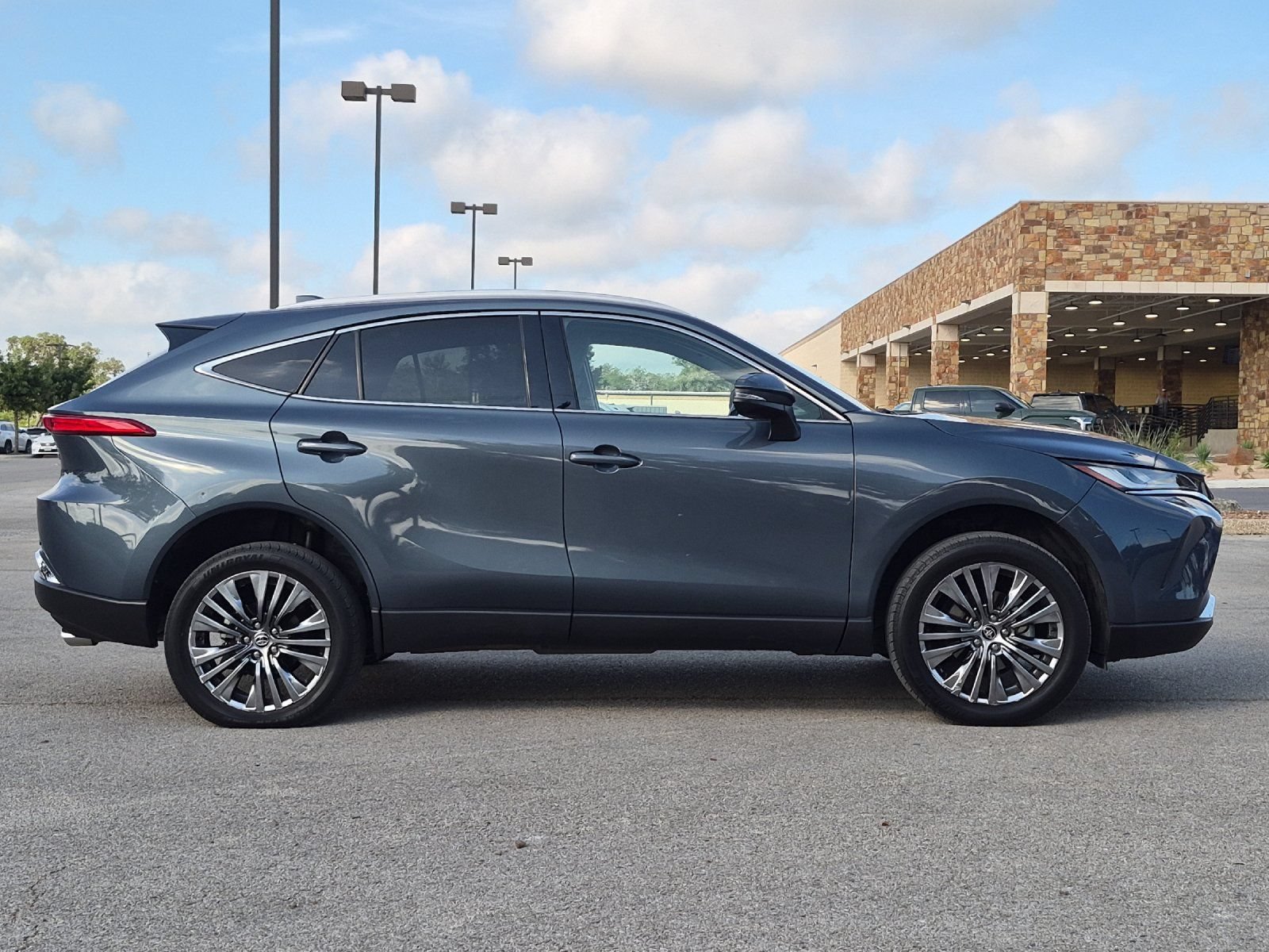 Used 2024 Toyota Venza XLE AWD/4WD image 6