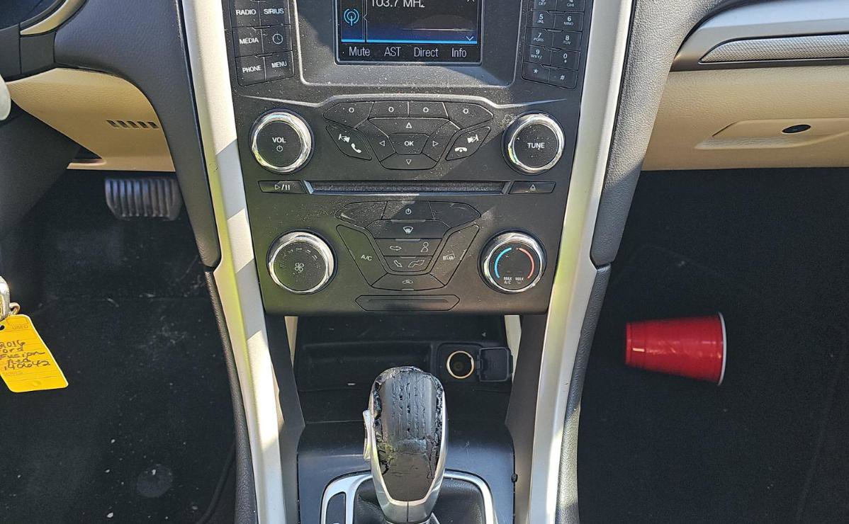 Used 2016 Ford Fusion SE FWD image 9