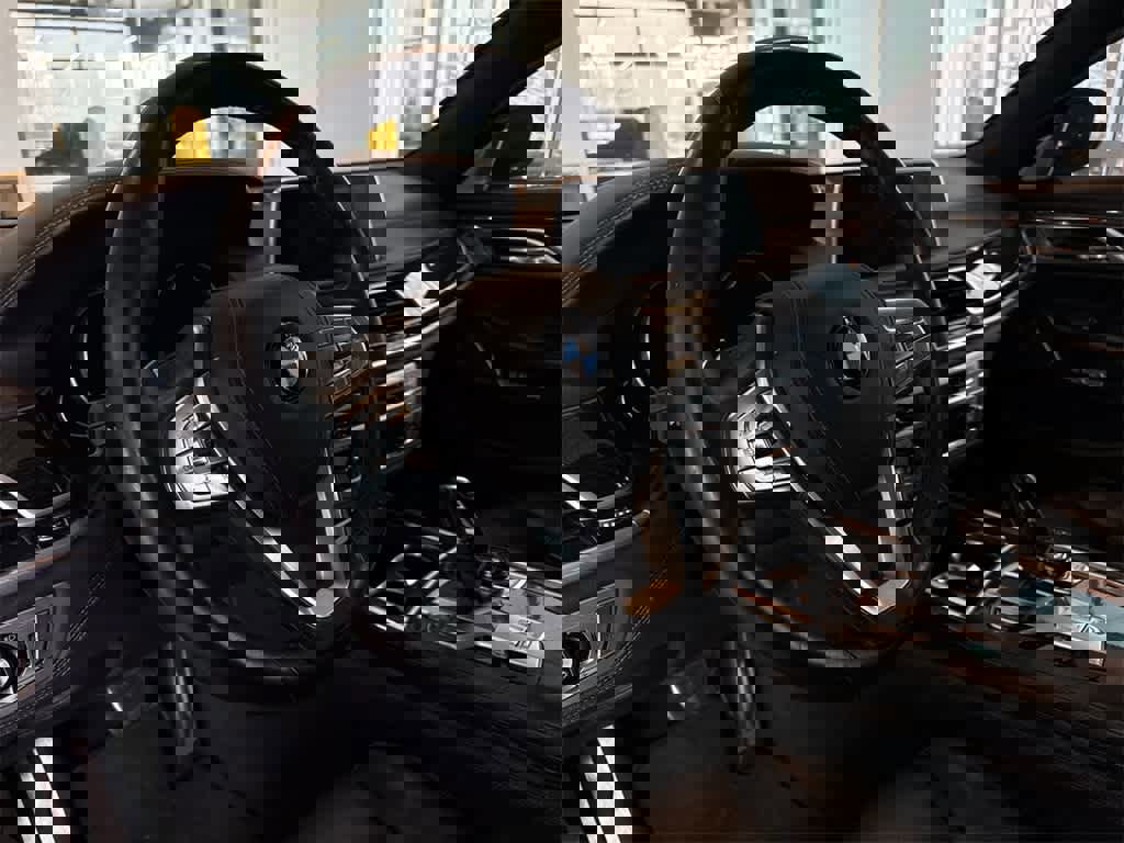 Used 2018 BMW 750i xDrive image 2