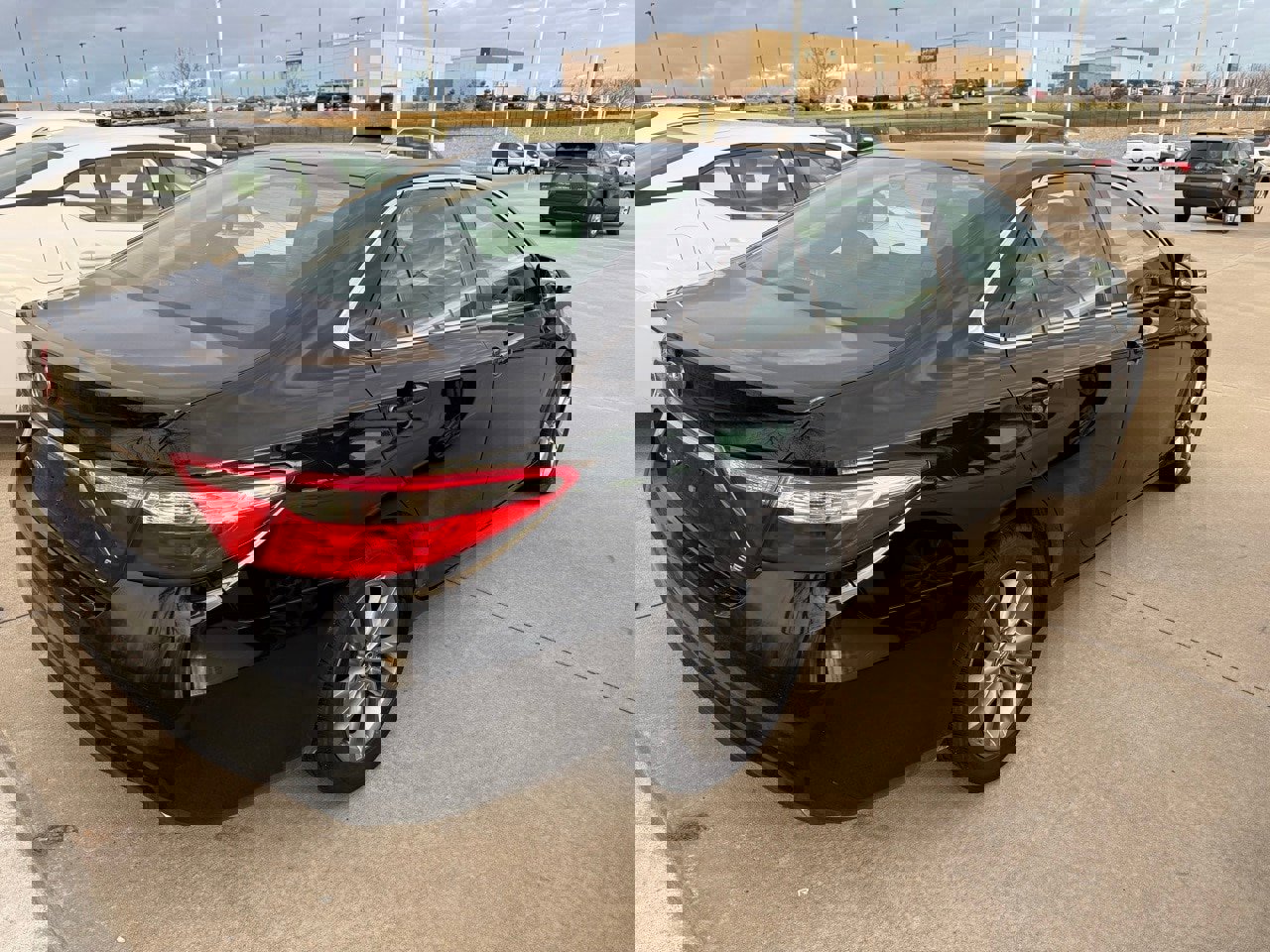 Used 2017 Toyota Camry SE image 5