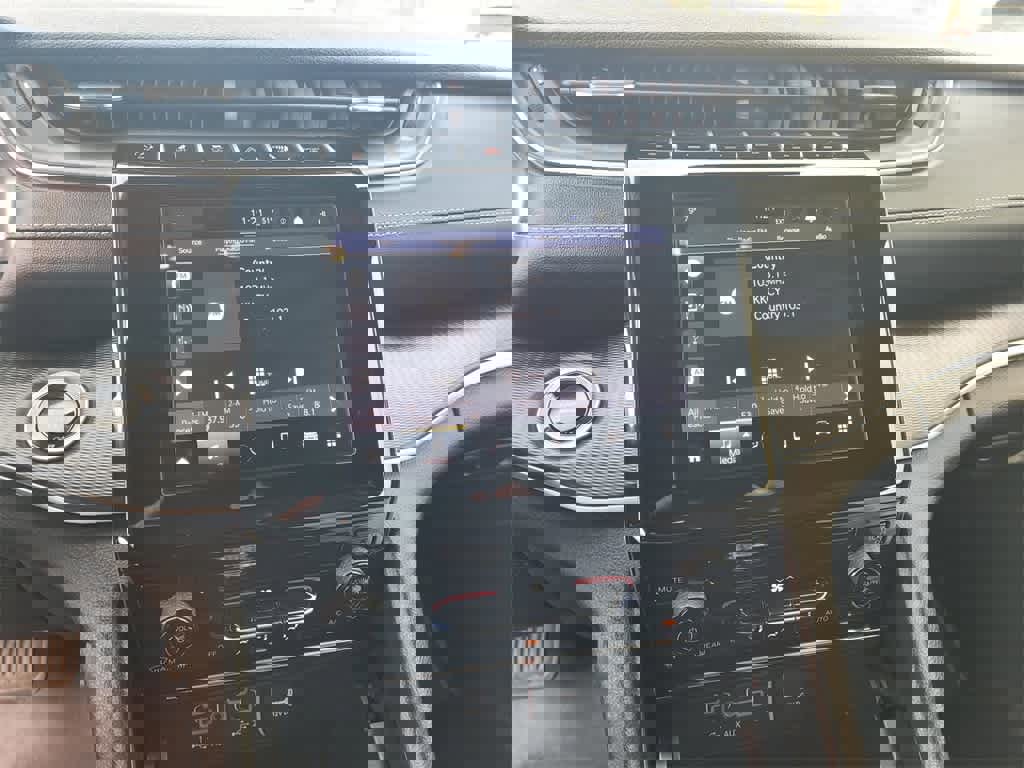 Used 2024 Jeep Grand Cherokee Laredo X image 18