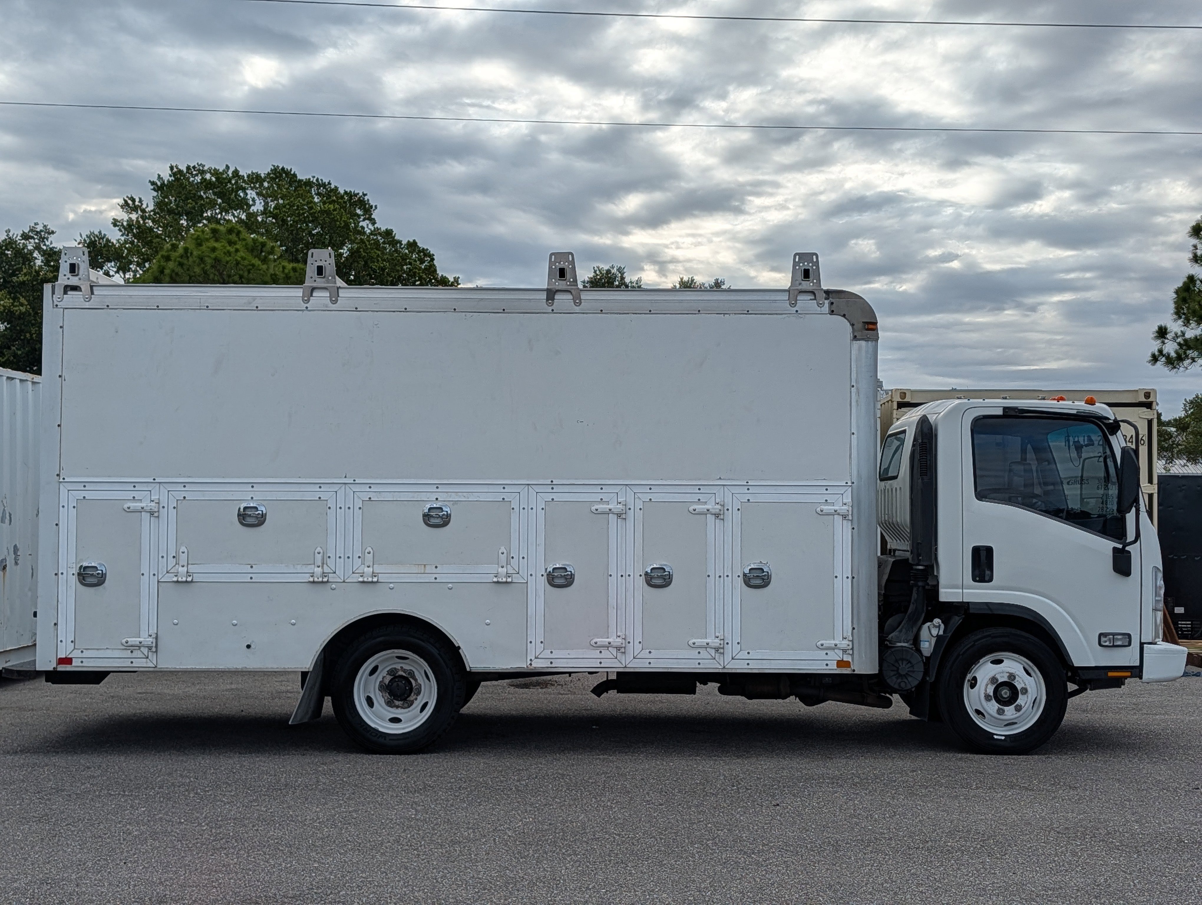 Used 2018 Isuzu NPR RWD image 1