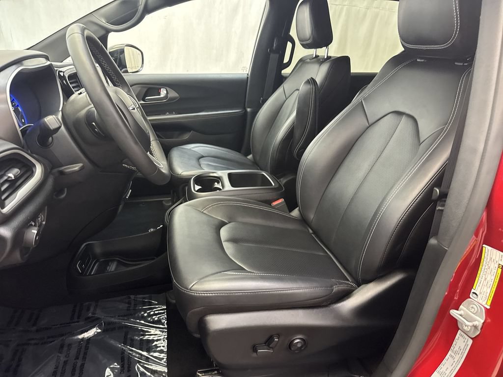 Used 2025 Chrysler Pacifica Select FWD image 9