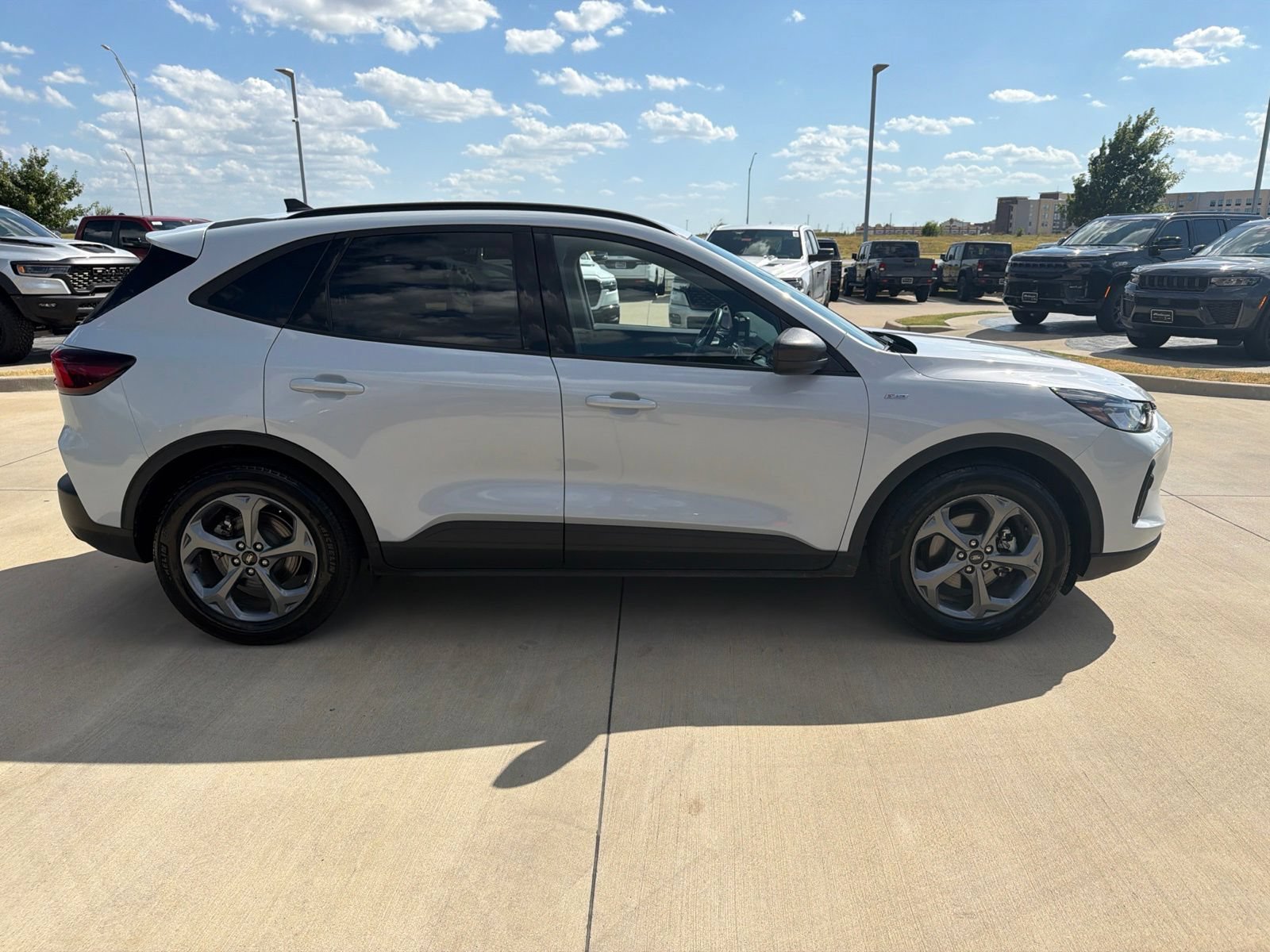 Used 2025 Ford Escape ST-Line FWD image 6