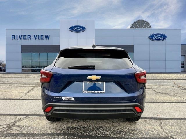 Used 2024 Chevrolet Trax LS w/ LS Convenience Package image 5