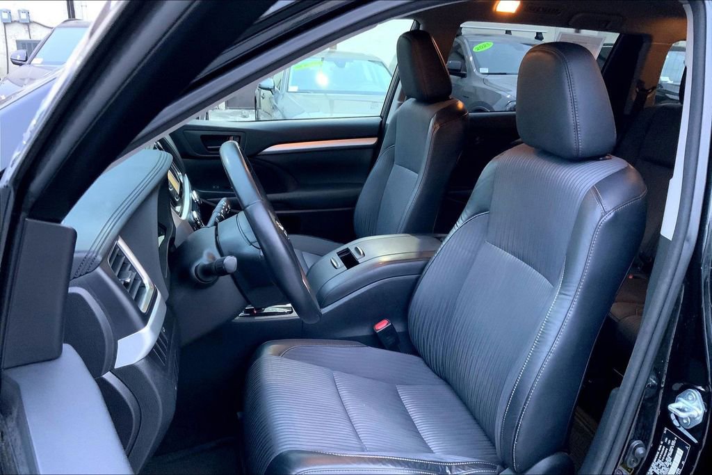 Used 2015 Toyota Highlander LE image 8