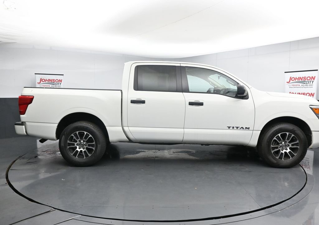 Used 2022 Nissan Titan SV image 9