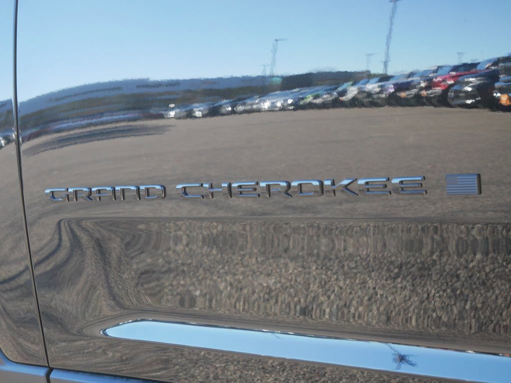 New 2025 Jeep Grand Cherokee Laredo image 16