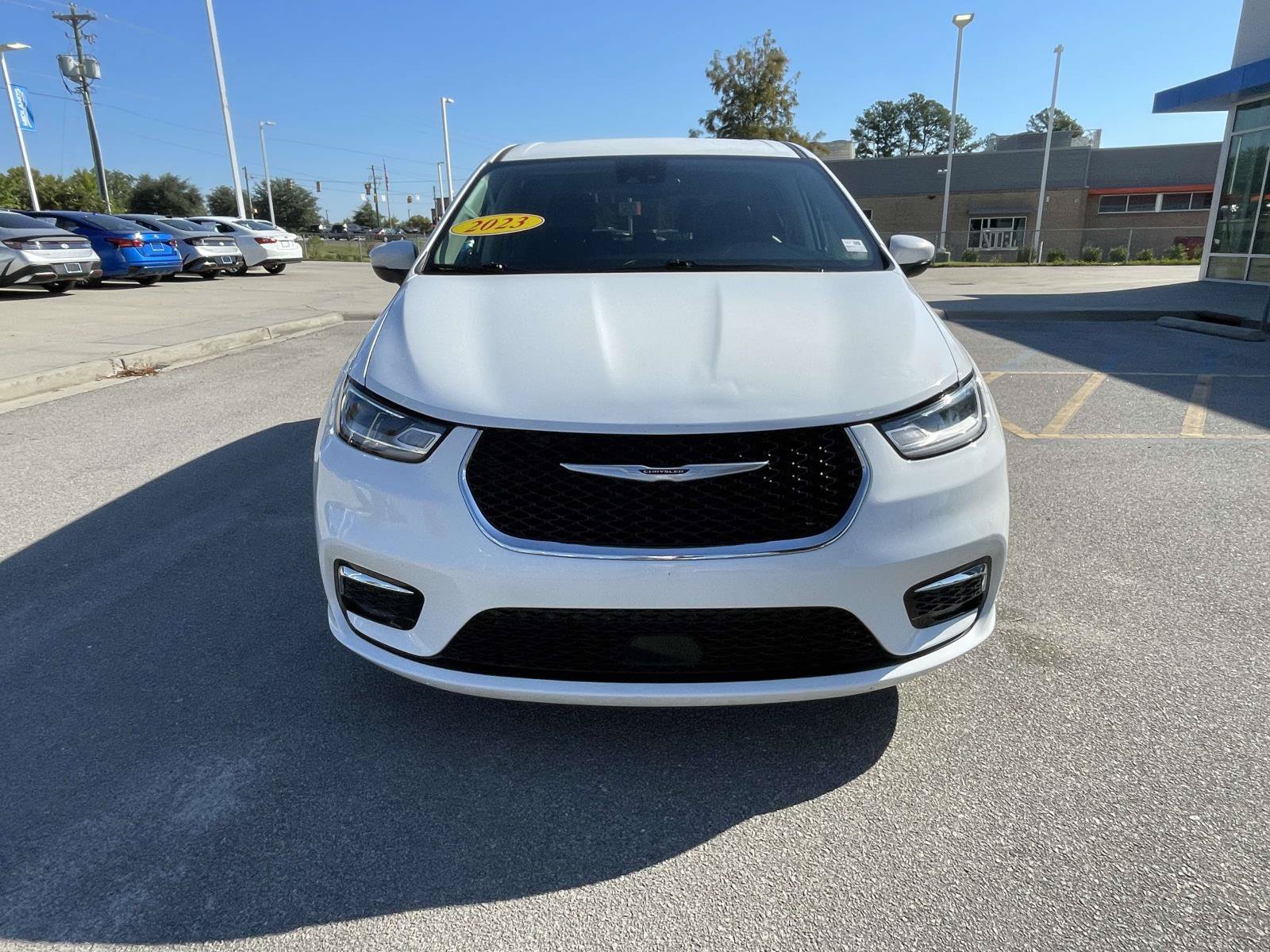 Used 2023 Chrysler Pacifica Touring-L FWD image 2