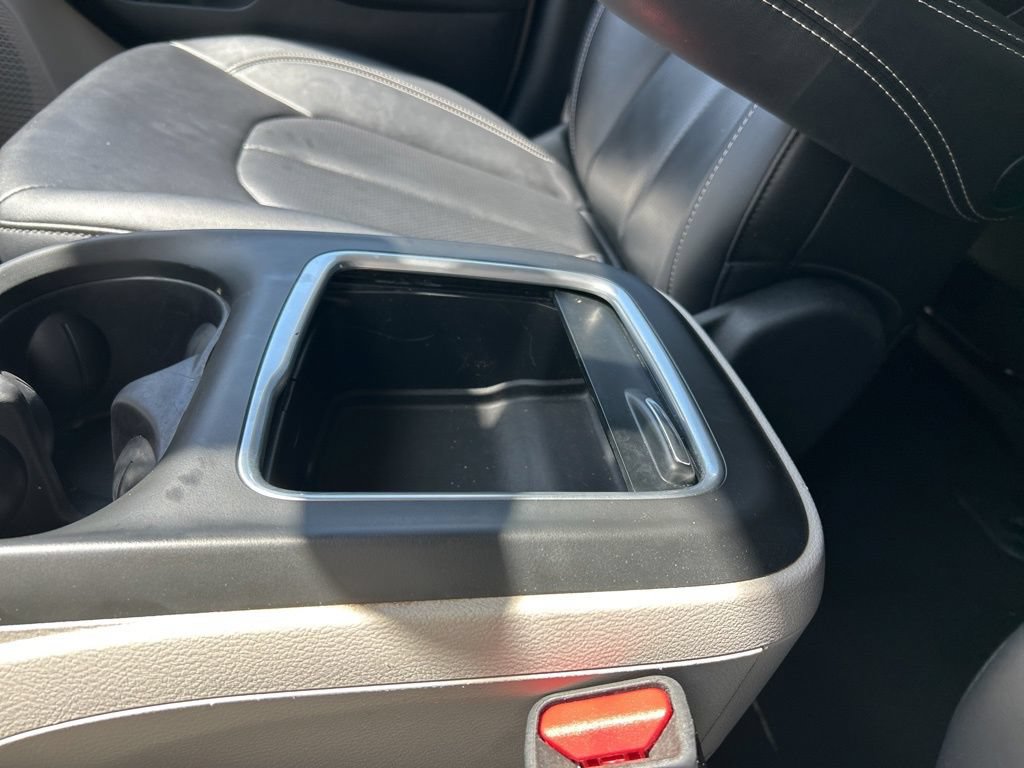 Used 2024 Chrysler Pacifica Limited FWD image 43