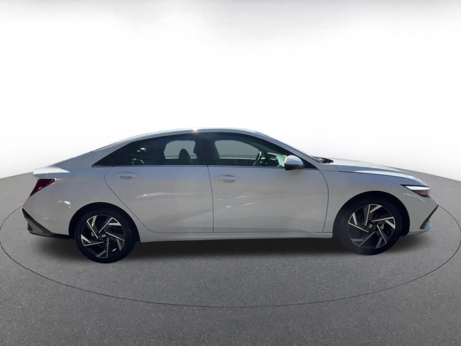 Used 2025 Hyundai Elantra Limited FWD image 16