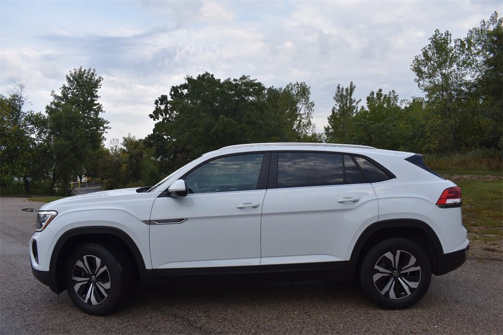 Used 2024 Volkswagen Atlas Cross Sport SE image 3