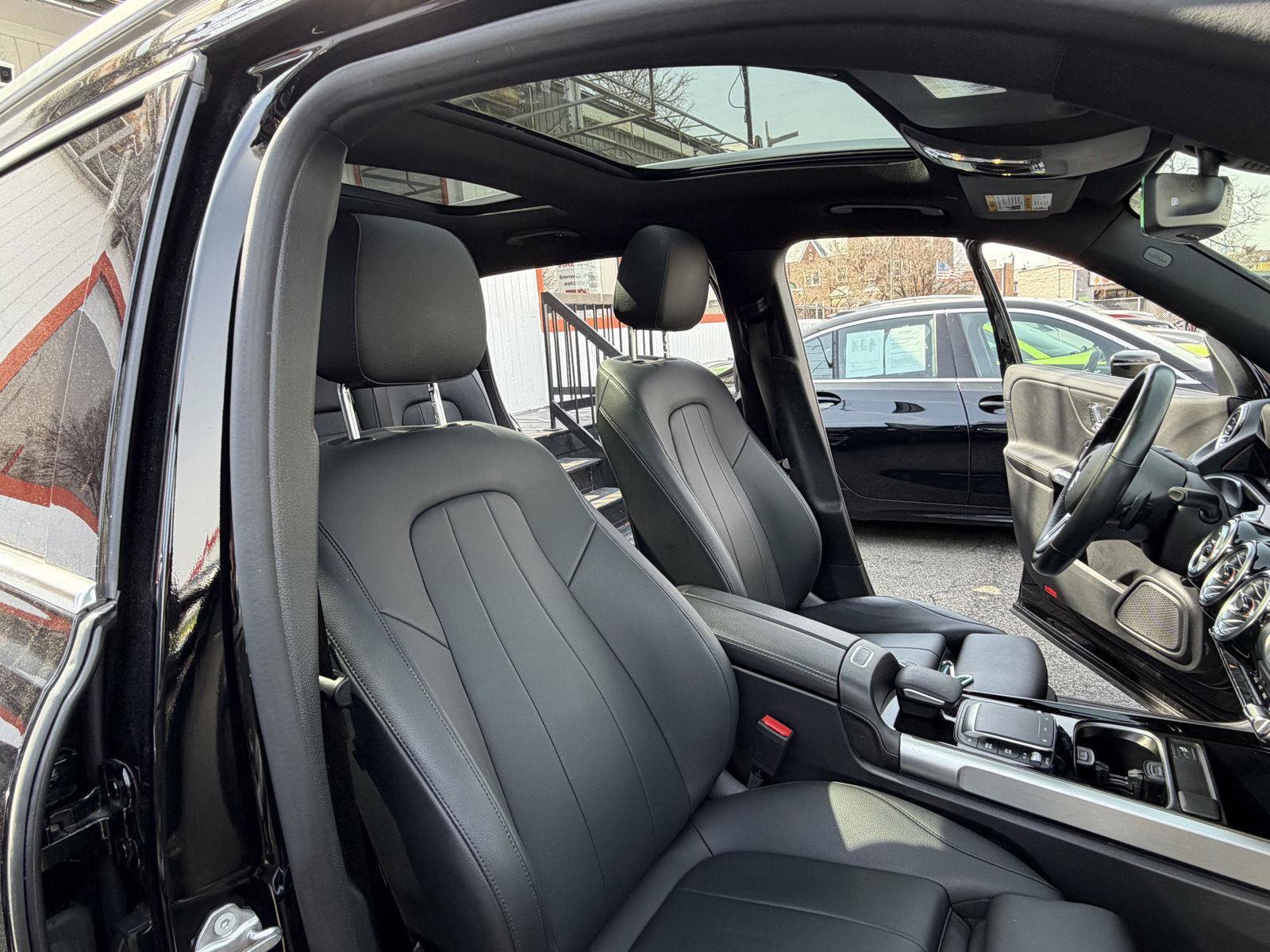 Used 2023 Mercedes-Benz GLB 250 4MATIC w/ Premium Package image 29