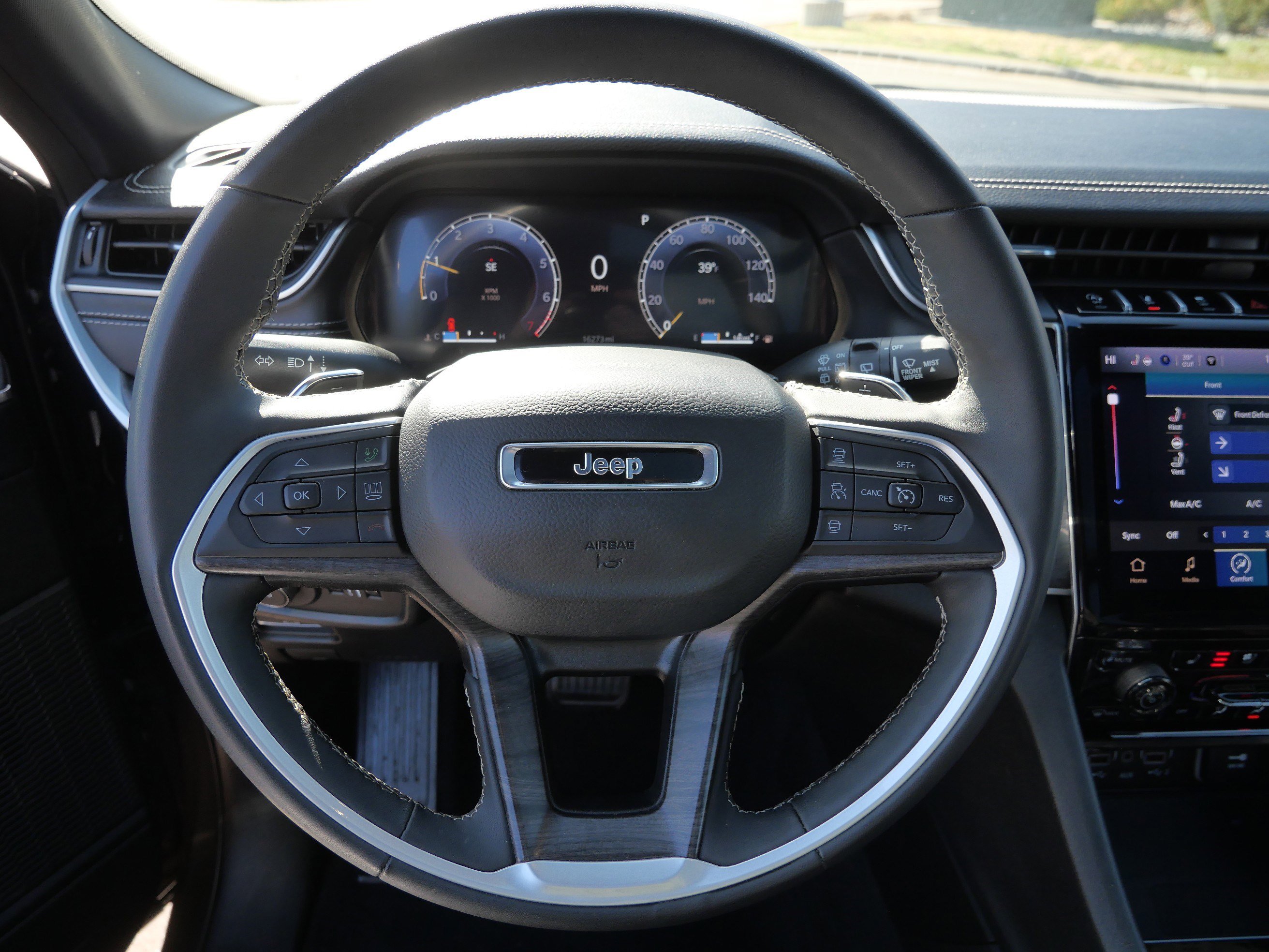 Used 2024 Jeep Grand Cherokee L Limited w/ Luxury Tech Group II image 27