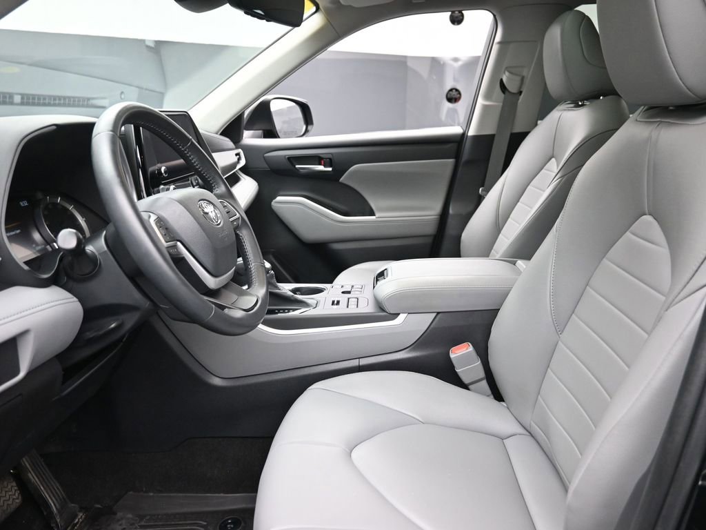 Used 2023 Toyota Highlander L image 17