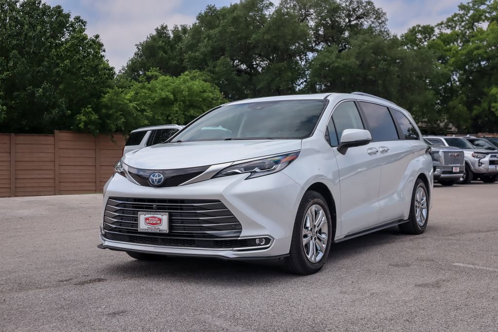 Used 2023 Toyota Sienna Platinum AWD/4WD image 7