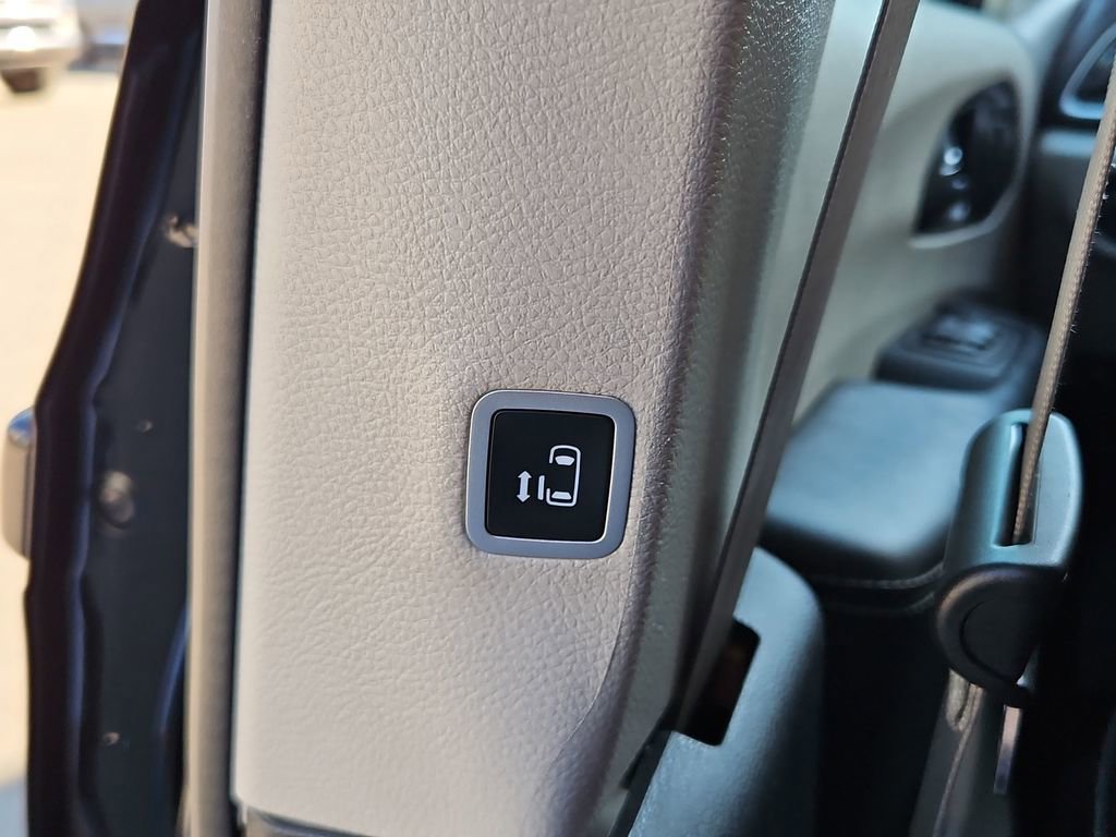 Used 2024 Chrysler Pacifica Touring-L image 30