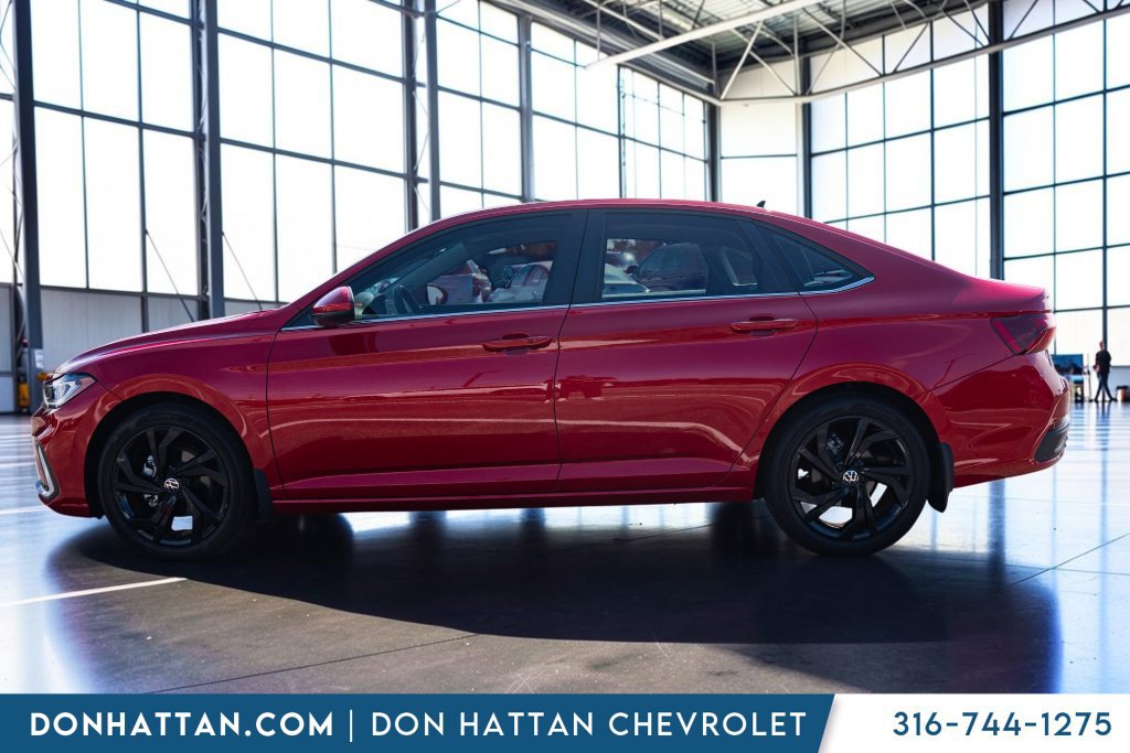 Used 2025 Volkswagen Jetta SE FWD image 2