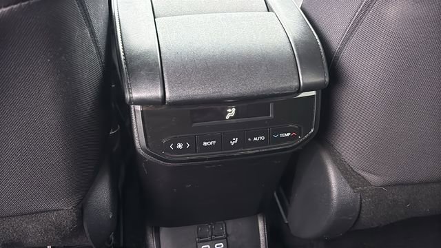 Used 2025 Toyota Highlander LE image 9