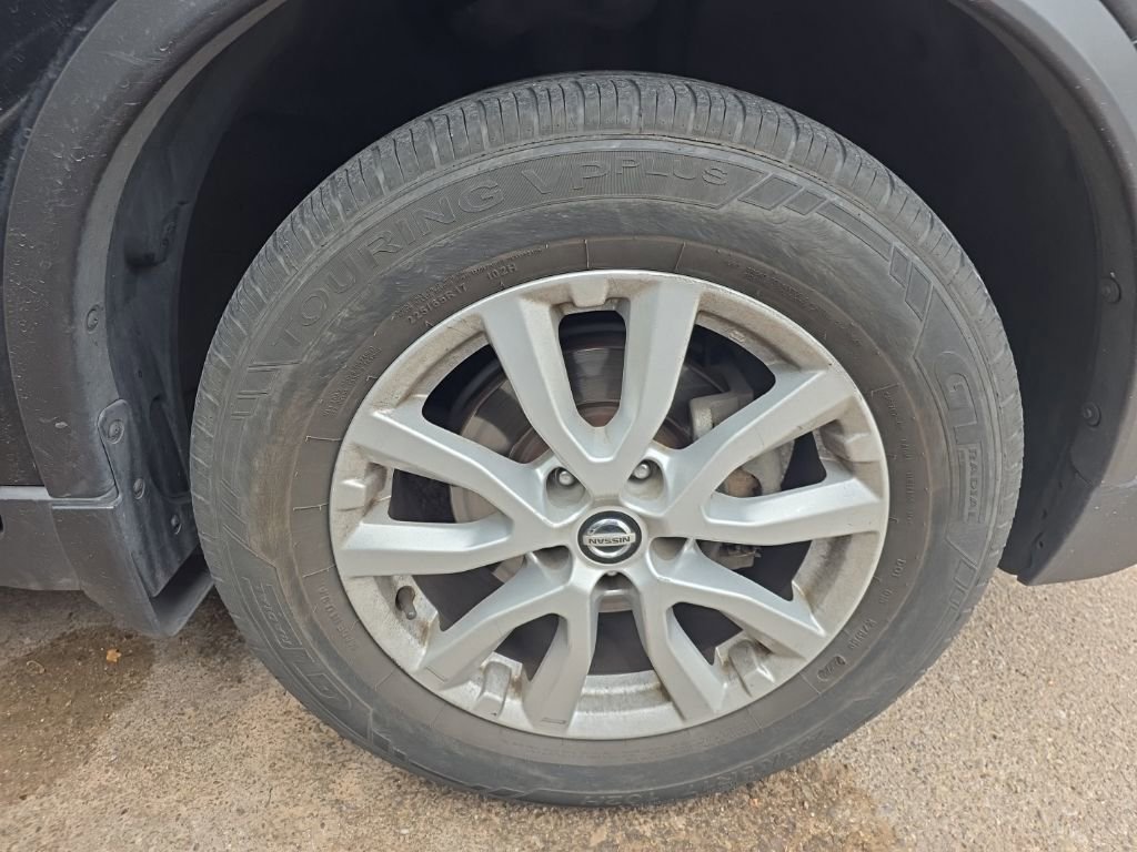 Used 2018 Nissan Rogue SV image 2