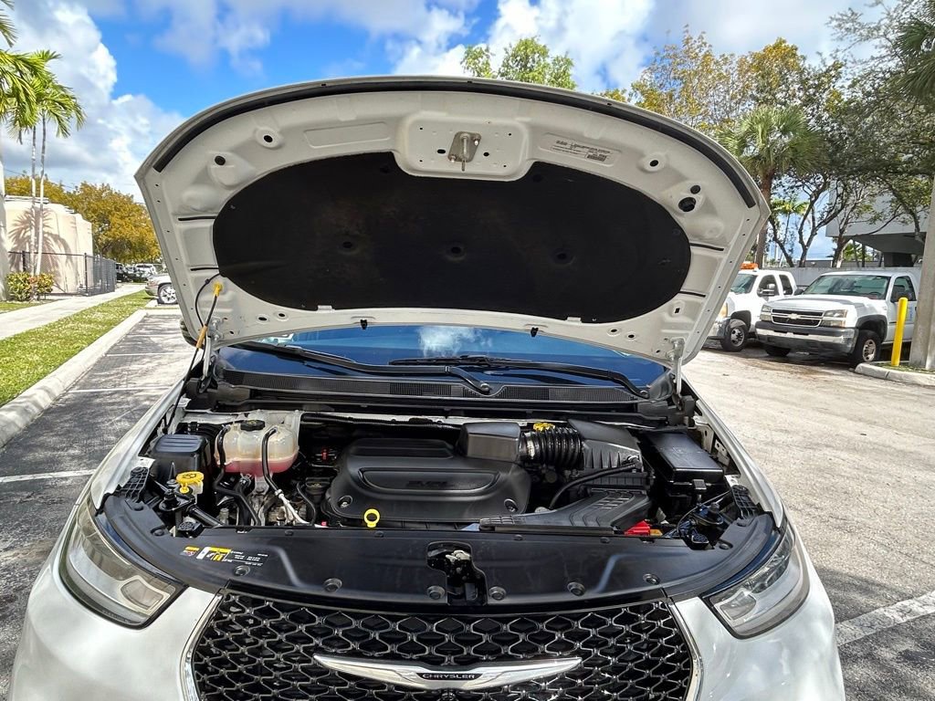 Certified 2024 Chrysler Pacifica Touring-L image 28