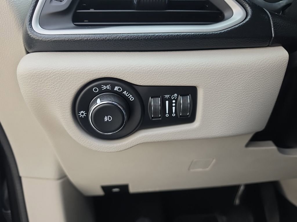 Used 2020 Chrysler Pacifica Touring-L FWD image 21
