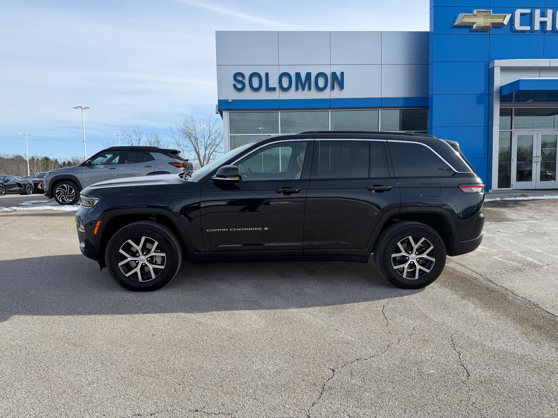 Used 2024 Jeep Grand Cherokee Limited image 2