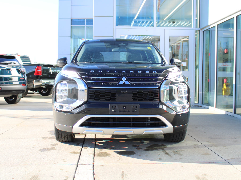 Used 2022 Mitsubishi Outlander SE image 2