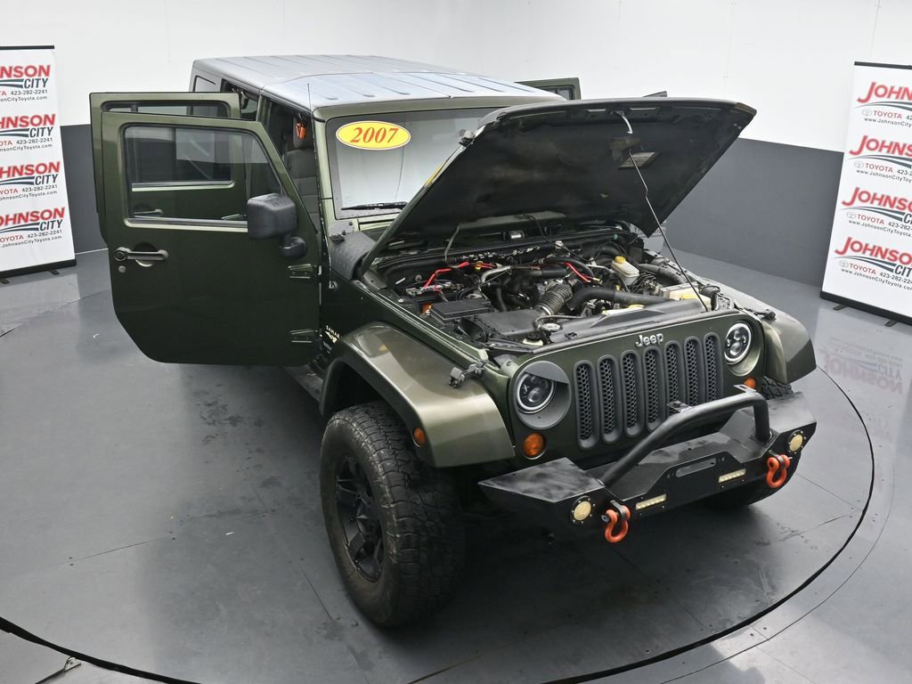 Used 2007 Jeep Wrangler Unlimited Sahara w/ Dual Top Group AWD/4WD image 36