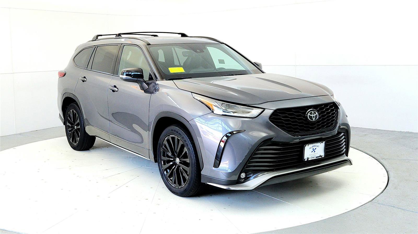 Used 2023 Toyota Highlander XSE AWD/4WD image 3