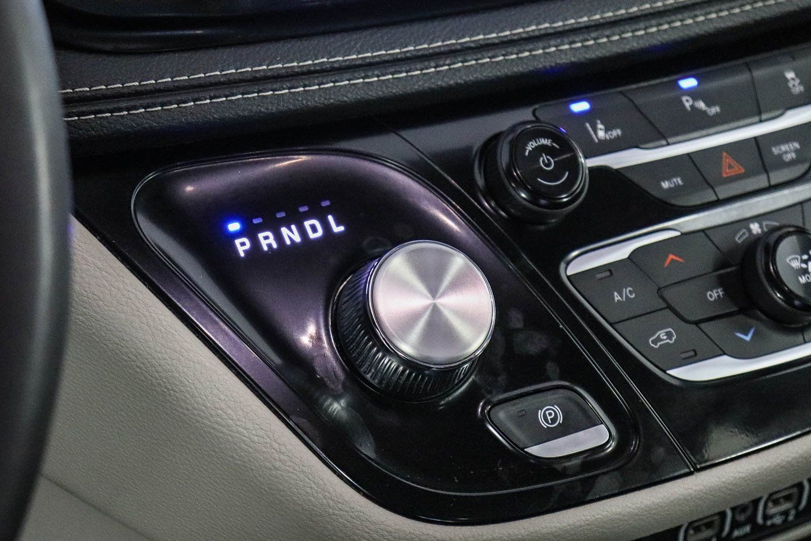 Used 2024 Chrysler Pacifica Select image 20