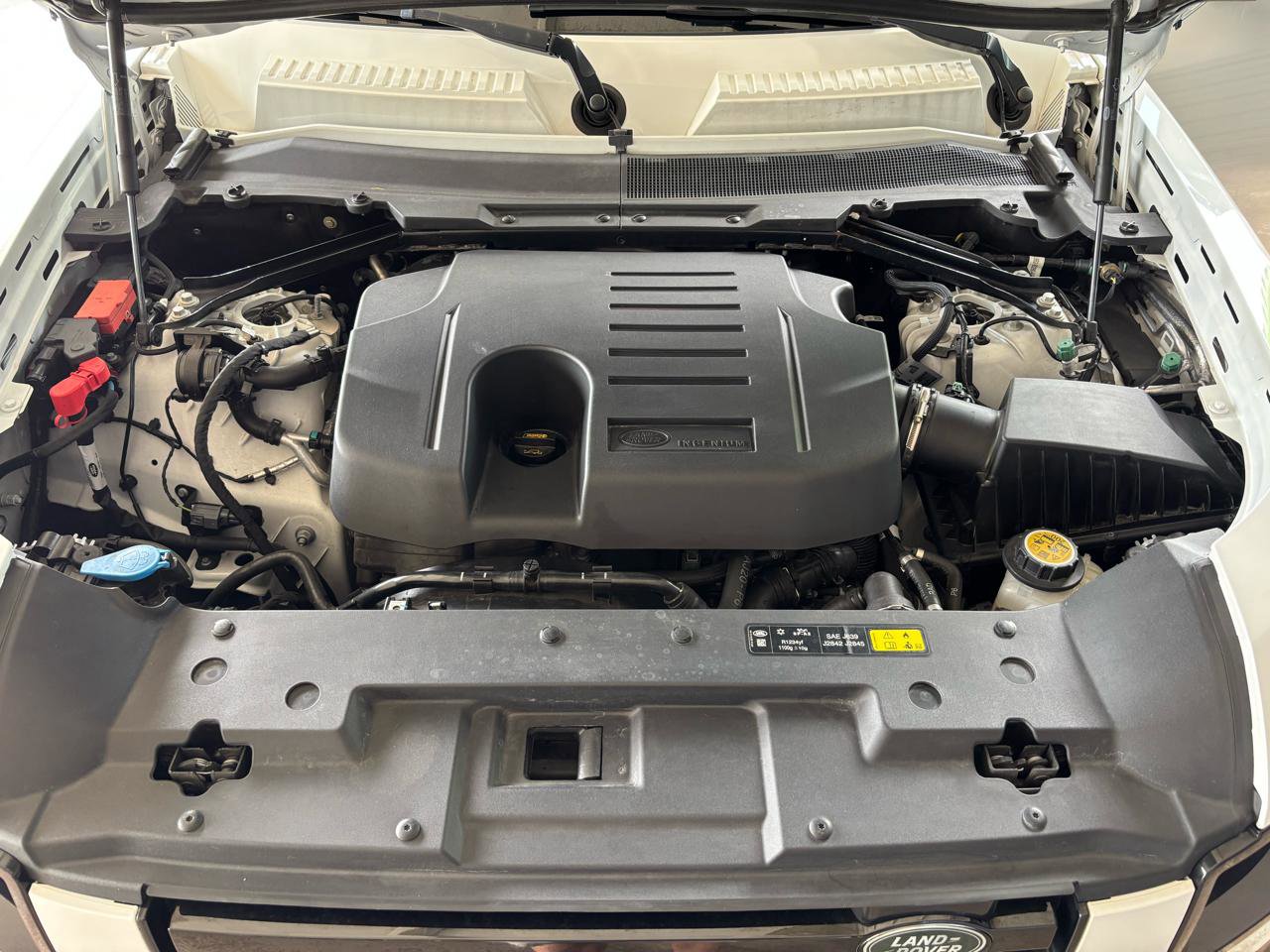 Used 2023 Land Rover Defender 130 X-Dynamic SE AWD/4WD image 25
