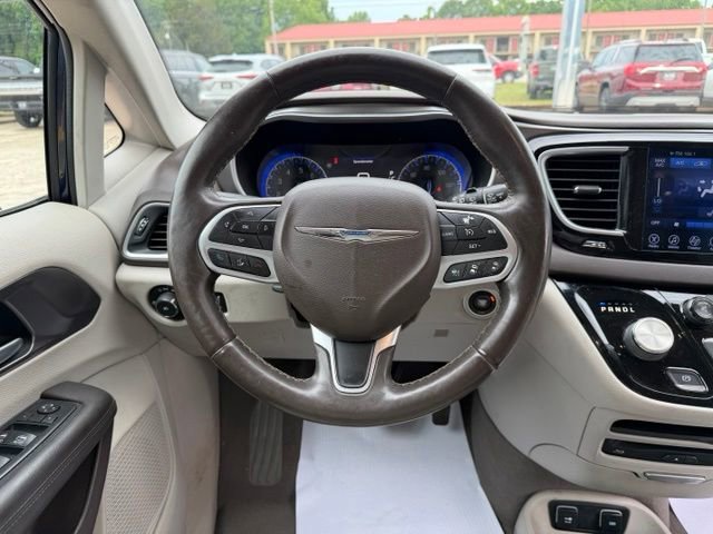 Used 2017 Chrysler Pacifica Touring-L Plus w/ Advanced Safetytec Group FWD image 21