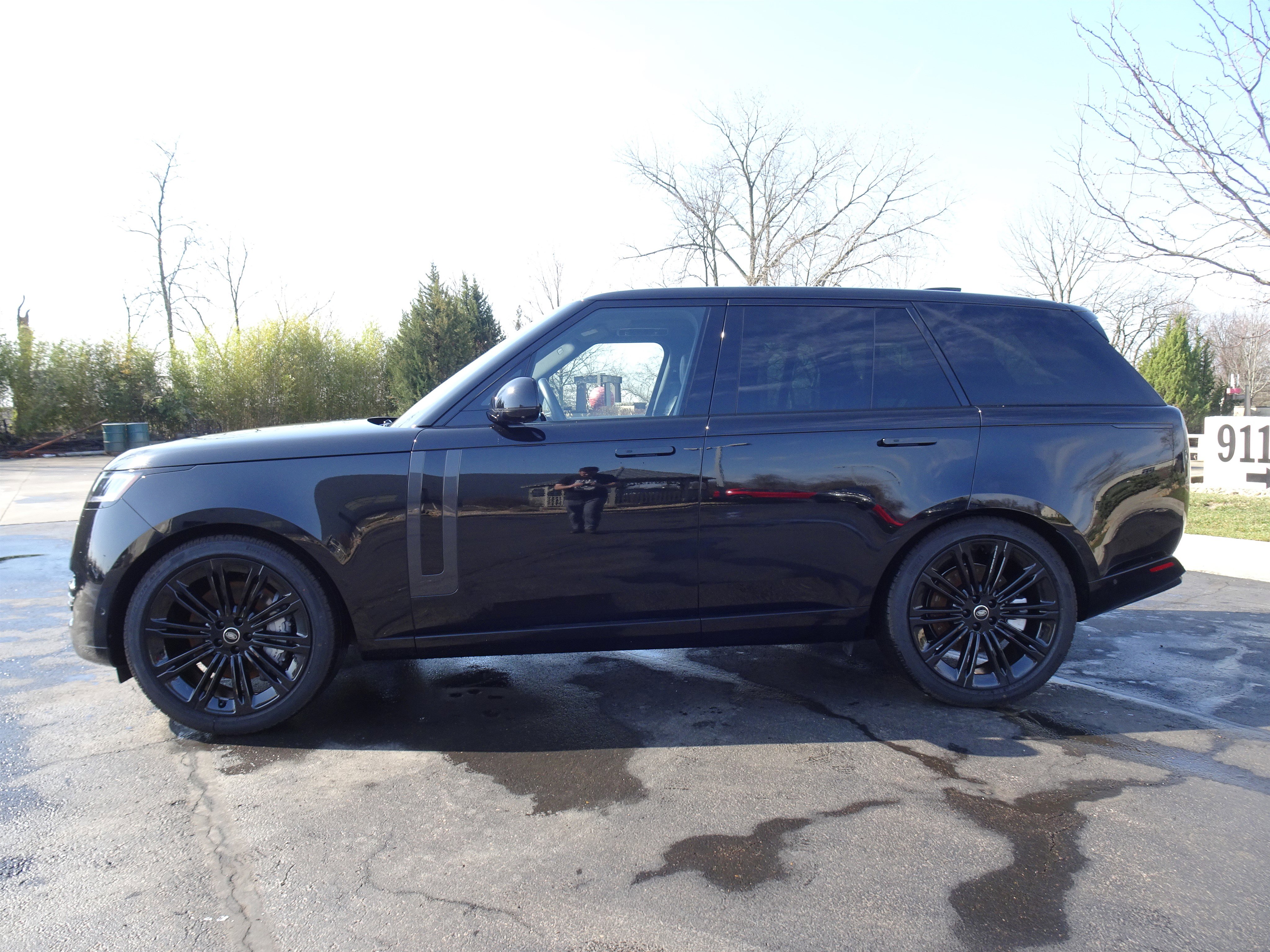 Certified 2025 Land Rover Range Rover SE image 6